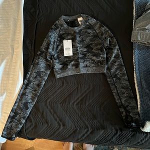 Size medium Gymshark Camo Seamless Long Sleeve Crop Top - Black
